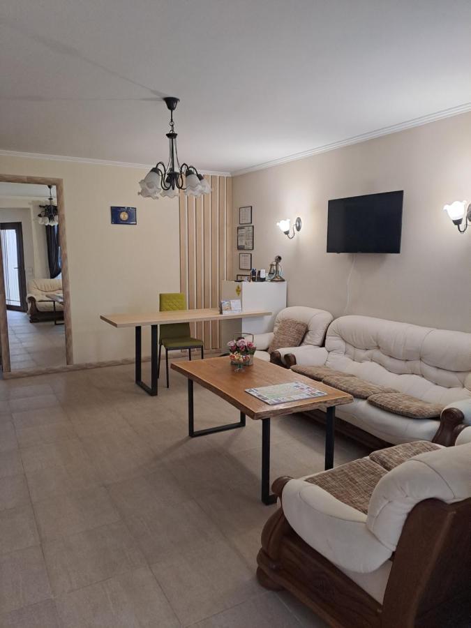 Alexander House Hotel Deva Bagian luar foto