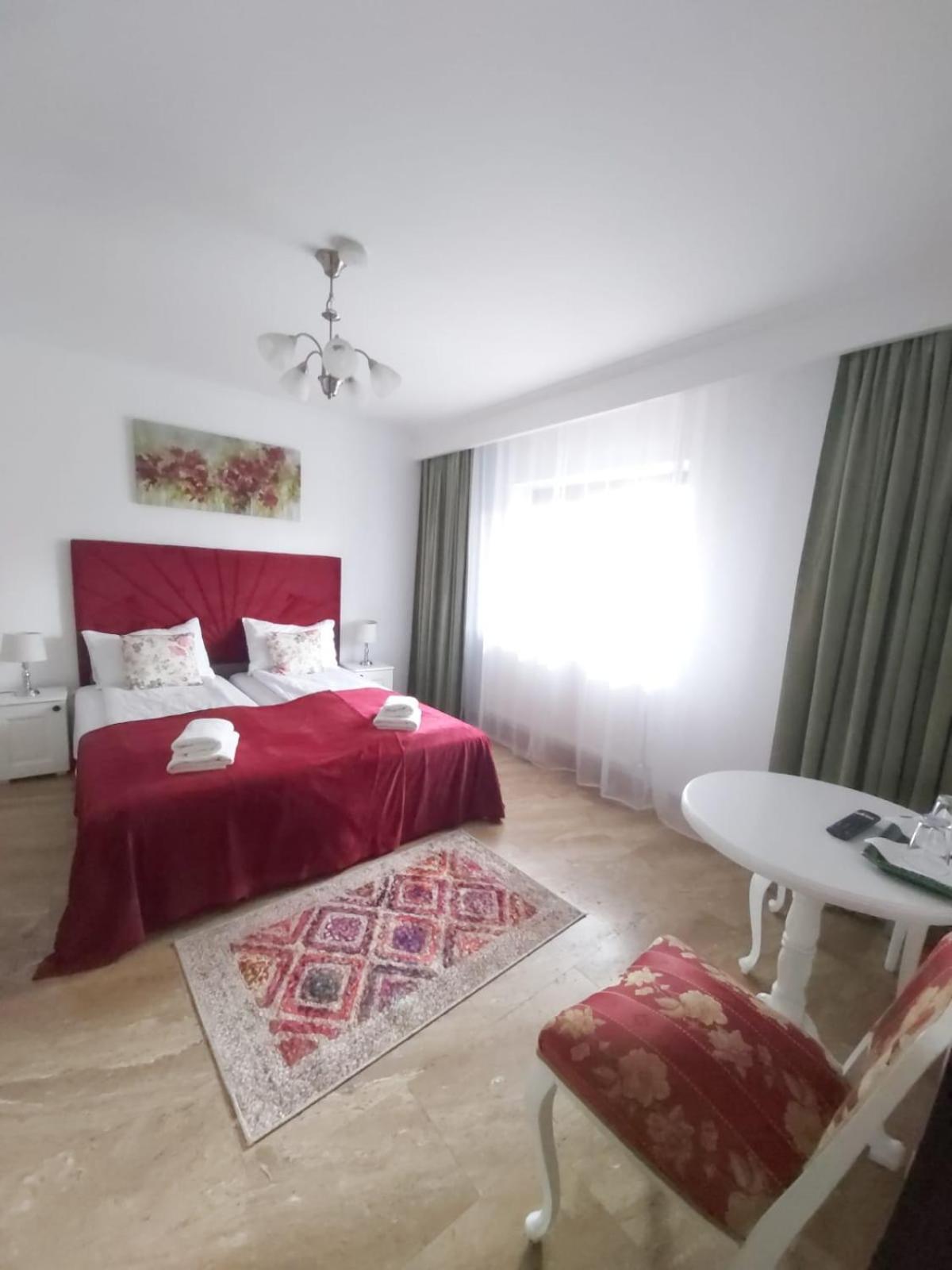 Alexander House Hotel Deva Bagian luar foto
