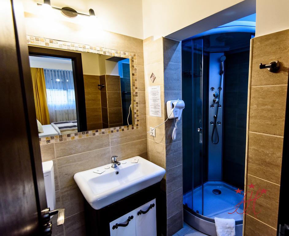 Alexander House Hotel Deva Bagian luar foto
