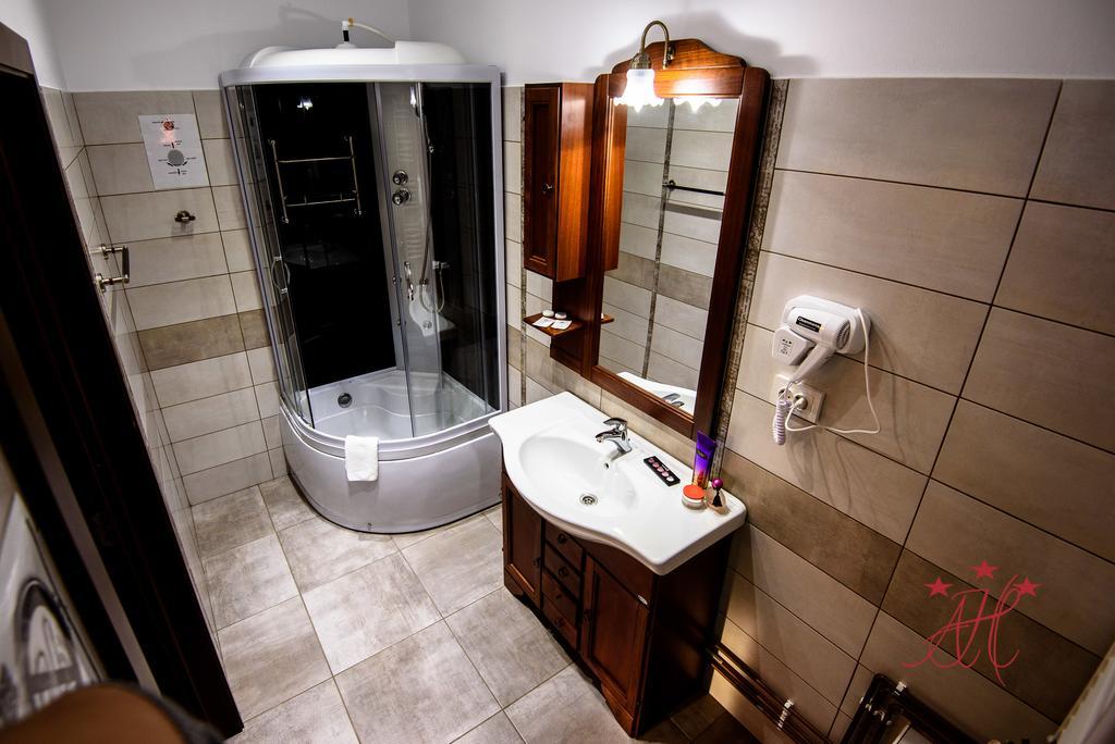 Alexander House Hotel Deva Bagian luar foto